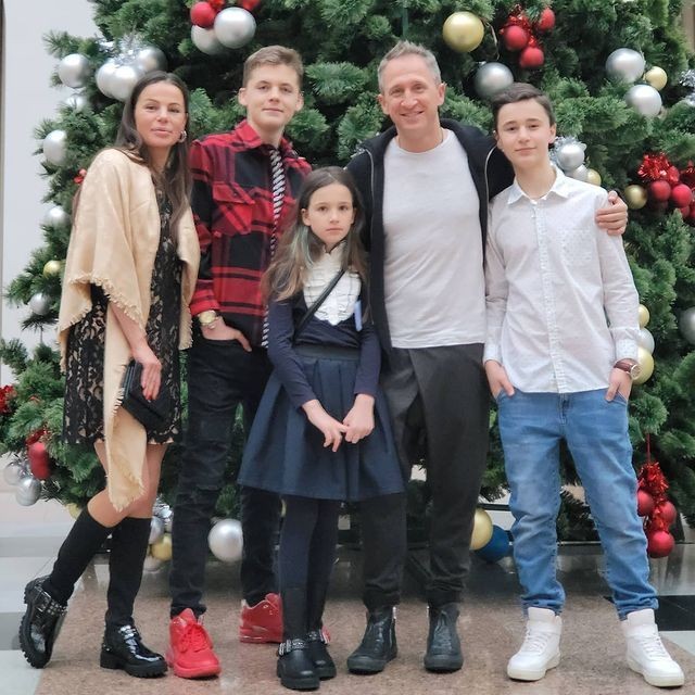 Оскар Кучера с женой и детьми